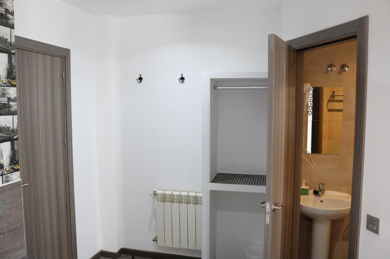 Hostal Abril Madri Exterior foto